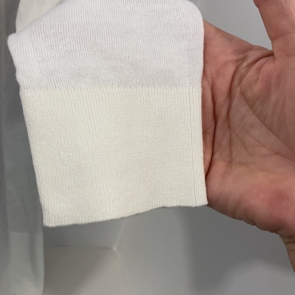 NIC & ZOE White VNeck Top in Small - Picture 6 of 9